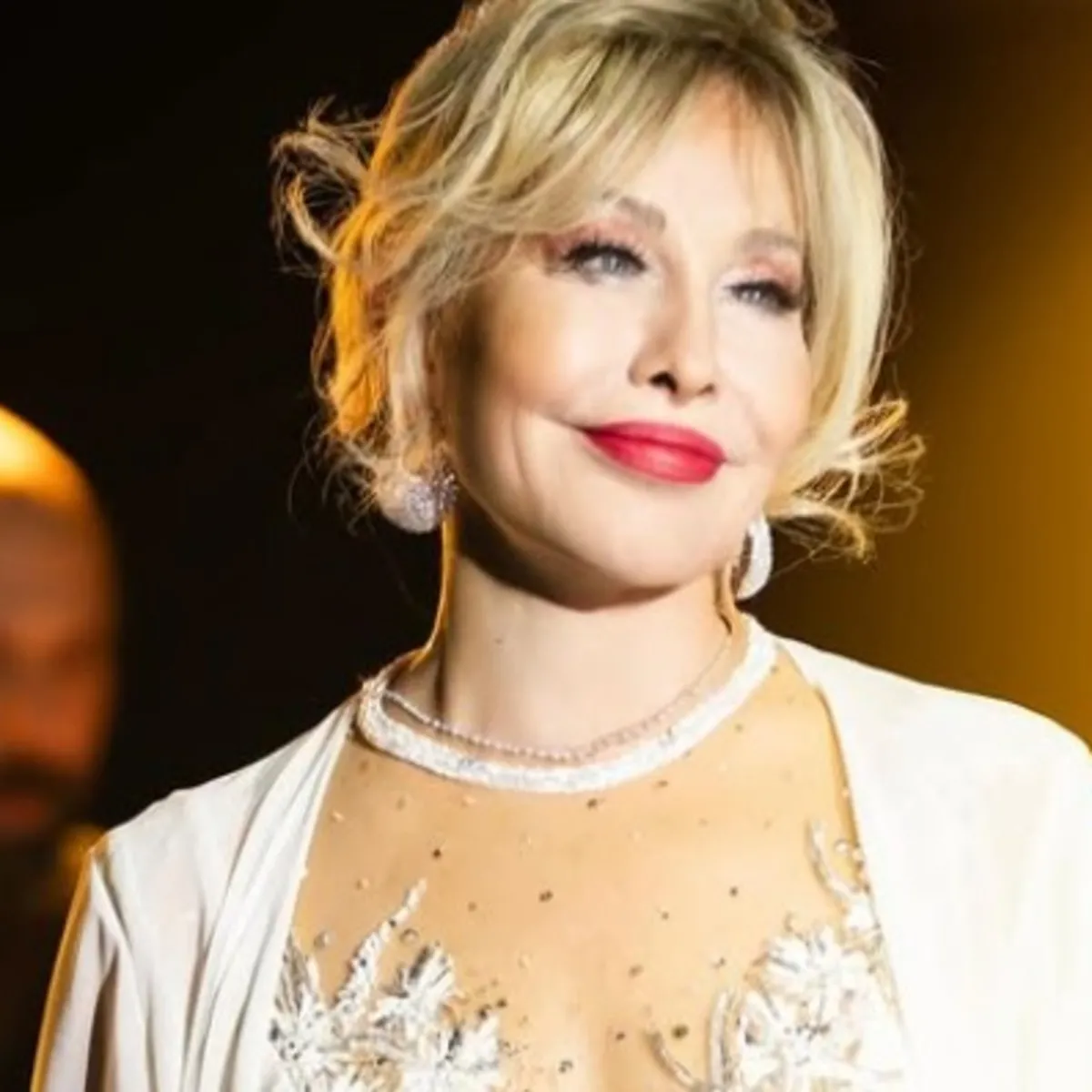 Emel Sayın Konserlerini Erteledi