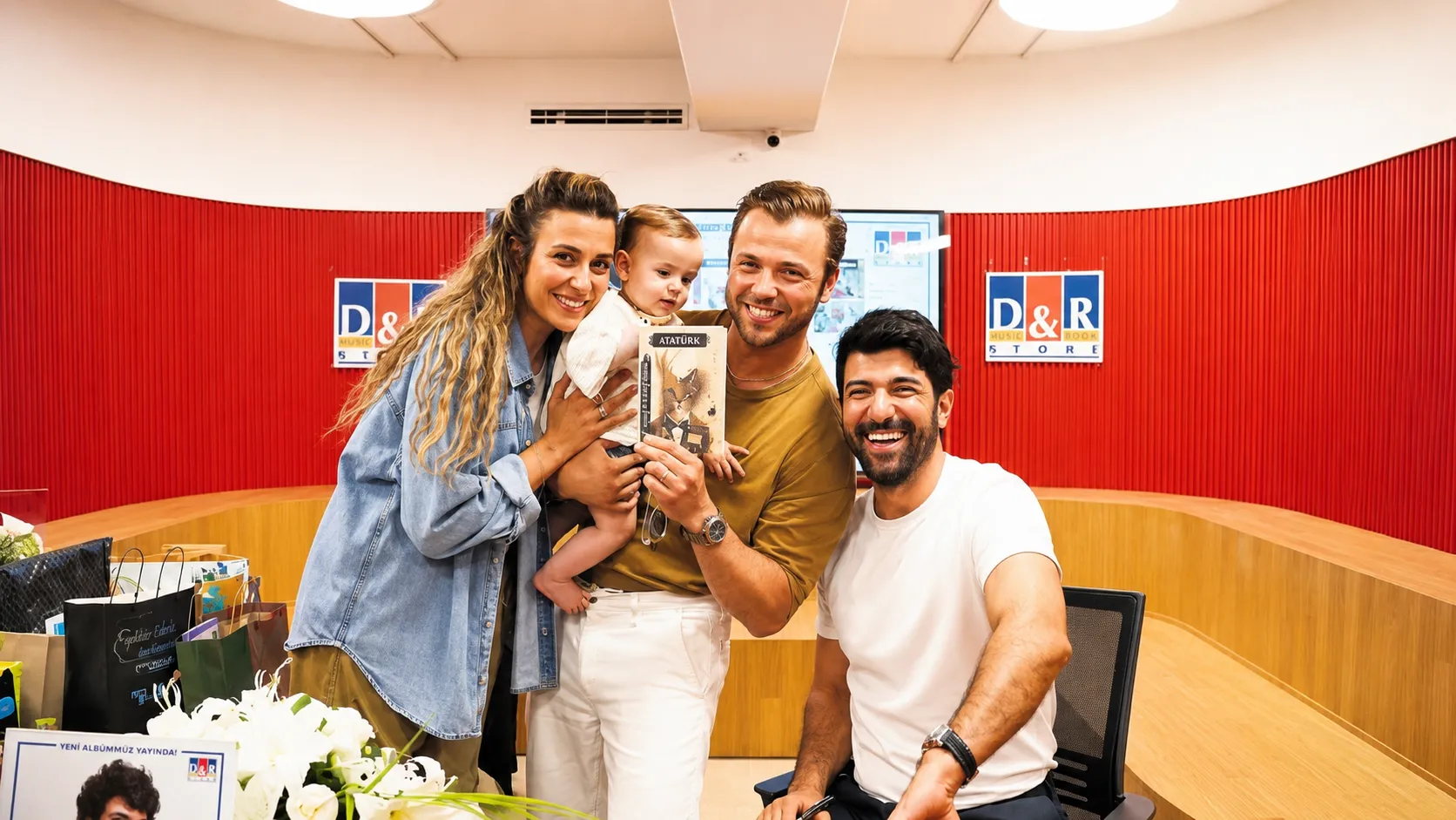 Engin Akyürek kitabının telif gelirini bağışlıyor